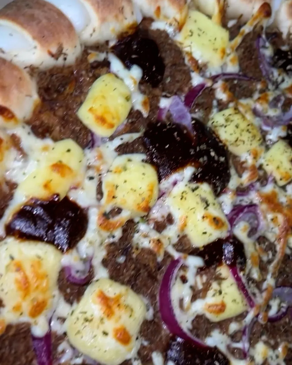 Pizza Nordestina Suprema com carne de sol, geleia de pimenta, cebola roxa e cream cheese