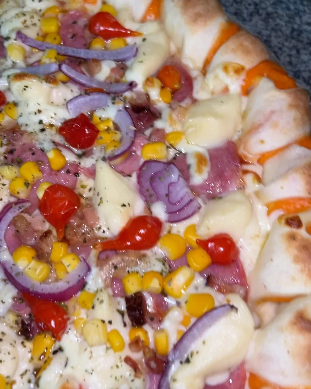 Pizza Point da Pizza, sabor da casa, com calabresa, presunto, ovo, catupiry, bacon e cebola